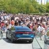 Das Interesse unter den Audi-Mitarbeitern auf der Piazza war groß. Viele wollten das neueste Familienmitglied von Audi sehen – den A6 e-tron. 