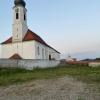 Der Holzheimer Friedhof soll um diese Fläche erweitert werden. Dazu ist als nächster Schritt ein Durchbruch zum bestehenden Friedhof (im Bild hinten rechts) nötig. Auch soll die bestehende Friedhofsmauer in diesem Bereich neu verputzt werden. 