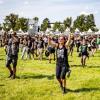 In Wacken feiern die Metalfans bei bestem Wetter.