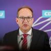 CSU-Landesgruppenchef Dobrindt will Leistungskürzungen für Asylbewerber. (Archivbild)