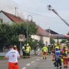 Ein Werkstattgebäude brennt in Ehekirchen komplett aus. Die Feuerwehren können die angrenzende Tankstelle sichern.