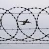 Abschiebungen per Flugzeug aus Deutschland gibt es per Sammelcharter oder per Linienflug. Begleitet werden die Menschen, die Deutschland unter Zwang verlassen, in beiden Fällen von Beamtinnen und Beamten der Bundespolizei. (Archivbild)