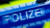 Eine nicht gesicherte Spanplatte hat einen Unfall auf der B13 ausgelöst.