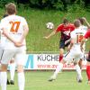 Wertingens Roman Tsebeliuk köpft an Cosmos-Torwart Daniel Mrozek vorbei zum 2:0 ein. Am Ende der Partie stand der erste Landesliga-Sieg in der TSV-Vereinshistorie fest.