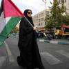 Iranische Frau mit palästinensischer Flagge