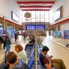 In der Bahnhofshalle am Ulmer Hauptbahnhof herrscht noch reger Betrieb, doch wegen der Bauarbeiten wird sie bald gesperrt. Die Sitzplätze in der Mitte kommen dann weg, ebenso die Anbauten auf der linken Seite. 