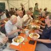 Stadtpfarrer Gerd Zühlke (Bild Mitte) und Monsignore Rat Helmut Bullinger (102 Jahre) beim Mittagstisch auf dem Pfarrfest von Stankt Luzia Zell.