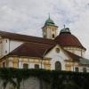 Die Wallfahrtskirche Herrgottsruh wird saniert. Derzeit finden Arbeiten im Dach über den Seitenschiffen statt. 