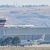 Flugzeuge, die vermutlich aus Russland kommende Gefangene transportieren, bei ihrer Ankunft auf dem Flughafen in Ankara.