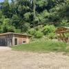 Rechts der Spielplatz, links die Hütte für den naturnahen Kindergarten – ein Sonderbau, so das Landratsamt.