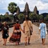 Die Familie bestaunt die berühmten Angkor-Wat-Tempel.