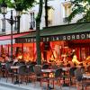 Das traditionelle französische Café „Tabac de la Sorbonne“ an dem touristischen Place de la Sorbonne. Gastonomen in Paris hatten sich von den Olympischen Spielen  mehr Umsatz erhofft.