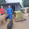 Beim Vor-Ort-Termin war Allmannshofens Bürgermeister, Markus Stettberger (rechts), überrascht davon, dass selbst im Schweinestall kein unangenehmer Geruch auf dem Gnadenhof von Doris Rauh (links) festzustellen war.