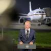 Bundeskanzler Olaf Scholz (SPD) spricht zu den Medien im militärischen Teil vom Flughafen Köln/Bonn, nachdem er sich noch am späten Abend mit den Ex-Gefangenen getroffen hat.