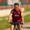 Dimitrios Giannoulis kommt mit dem Fahrrad zum Trainingsplatz.