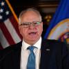 Tim Walz, Gouverneur von Minnesota, spricht vor Journalisten. 