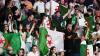 Algerische Fans feuern die Boxerin Khelif an. Algerische Fans feuern die Boxerin Khelif an.