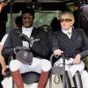 Olympia-Edelfans beim Dressur-Finale: Hip-Hop-Star Snoop Dogg (links) und die US-amerikanische Fernsehmoderatorin Martha Stewart sitzen in Reitkleidung nebeneinander in einem Golfcart in Versailles.