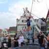 Hoch her geht es beim Wertinger Stadtfest. Die Kinder freuen sich über die Möglichkeit, auf dem Bungee-Trampolin Luftsprünge zu machen