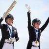 Jessica von Bredow-Werndl und Isabell Werth feiern ihre Medaillen.