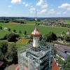 68 Meter hoch ist der Turm der Biberbacher Wallfahrtskirche. Zur Zeit wird sie renoviert. 