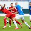 Düsseldorf um Felix Klaus (l) und Darmstadt um Aleksandar Vukotic lieferten sich ein Duell auf Augenhöhe.