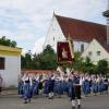 In der neuen blauen Tracht führen die Musikerinnen und Musiker der Lauinger Blasmusikkapelle am Samstagabend beim Parkfest den  Festumzug vom Rathaus zum Festgelände im Luitpoldhain an.