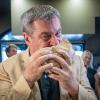 Markus Söder beißt in einen frischen Döner. Der bayerische Ministerpräsident postet in den sozialen Netzwerken gerne mal Bilder aus seinem Privatleben, aber will man das sehen? 