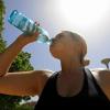 Bei Kreislaufproblemen wegen Hitze: Viel Wasser trinken (Symbolfoto)