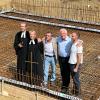 Über die Grundsteinlegung zur neuen Christuskirche freuen sich (von links) das Pfarrersehepaar Jochen und Alexandra Eberhardt, Bauleiter Hans Bader, Josef Loy und Architekt Mauritz Lüps. 