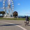 Die große Bühne in Pesaro: Die elegante Einkaufsstraße der Stadt endet am Strand der Adria. Hier steht eine "Palla" des international berühmten Künstlers Arnaldo Pomodoro, der ganz aus der Nähe von Pesaro stammt.