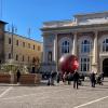 Auf zentralen Piazza del Popolo in Pesaro erinnert eine extra angeschaffte, unterschiedlich beleuchtete Kugel, an die "Palla di Pomodoro" am Ende der Straße.