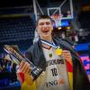 Ivan Kharchenkov wird mit der U18-Nationalmannschaft Basketball-Europameister. 