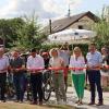 Die Lutzinger Pumptrackanlage ist offiziell eingeweiht (von links): Peter Hurler (Zweiter Bürgermeister Lutzingen), Ulrich Lange (Bundestagsabgeordneter), Christian Weber (Bürgermeister Lutzingen), Marina Jakob (Freie-Wähler-Landtagsabgeordnete), Petra Schrettle-Gumpp (Planerin), Manuel Knoll (CSU-Landtagsabgeordneter) und Andreas Görgens. 