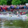 Auftakt zum Triathlon in Oettingen: Zunächst mussten sich die Athletinnen und Athleten durch die starke Strömung der Wörnitz kämpfen.