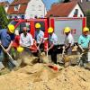 Bei strahlendem Sonnenschein fand der Spatenstich des Erweiterungs- und Neubaus der Feuerwache Deffingen statt. 