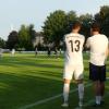 Bernhard Schuster (rechts, hier im Gespräch mit Co-Trainer Michael Krabler) peilt mit der SG Münster/Holzheim den Klassenerhalt in der Kreisliga Ost an. Am Samstag startet die Saison für den Aufsteiger.