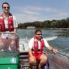 
Lukas Kasinger und Michael Messtorff haben von ihrem Wasserwachtboot aus die Badenden am Kuhsee im Blick.