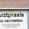 Viele berufstätige Ärzte sind 60 Jahre oder älter. Einen Nachfolger zu finden, ist oft nicht einfach – gerade auf dem Land. 