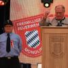 Schirmherr Hans Stengel bei seinem Grußwort im Festzelt. Links im Bild: der Mündlinger Feuerwehr-Vorsitzende Martin Wenninger.