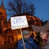 Als sich die deutschen Bischöfe im Februar in Augsburg zu ihrer Vollversammlung trafen, forderten Demonstrantinnen und Demonstranten vor dem Dom mehr Mitsprache von Laien in der katholischen Kirche.