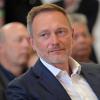 Am Rande eines Bürgerdialogs in Potsdam wird Lindner nach der Finanzierungslücke in der Etatplanung für 2025 gefragt. Viel will er dazu nicht sagen.