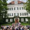 Rund 300 Menschen nutzten die Gelegenheit, bei der Sommerwanderung der CSU einen Blick in den Affinger Schlossgarten zu erhaschen.