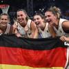 Feiern mit der Fahne: Die 3x3-Basketballerinnen.