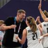 Nowitzki und die deutschen 3x3-Damen nach dem Gold-Coup.