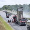 Im großen Kreisverkehr bei Landsberg sind die Sanierungsarbeiten weit fortgeschritten. Jetzt wird die Fahrbahn der B17 bis Igling neu asphaltiert.