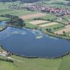 Der Stausee bei Frankenhofen: Im Hintergrund soll der neue Laufstall entstehen, auf der Fläche im Vordergrund die PV-Anlage. 