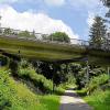 Die Brücke über dem Weldenbahnradweg wird neu gebaut.