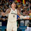 Daniel Theis (links) und Nick Weiler-Babb feiern den Sieg im Viertelfinale gegen Griechenland. 