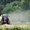 Bei landwirtschaftlichen Arbeiten ist ein Mann in eine Ballenpresse geraten. (Archivbild)